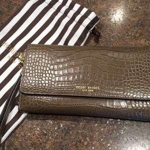 Henri Bendel Uptown Out and About Organizer
